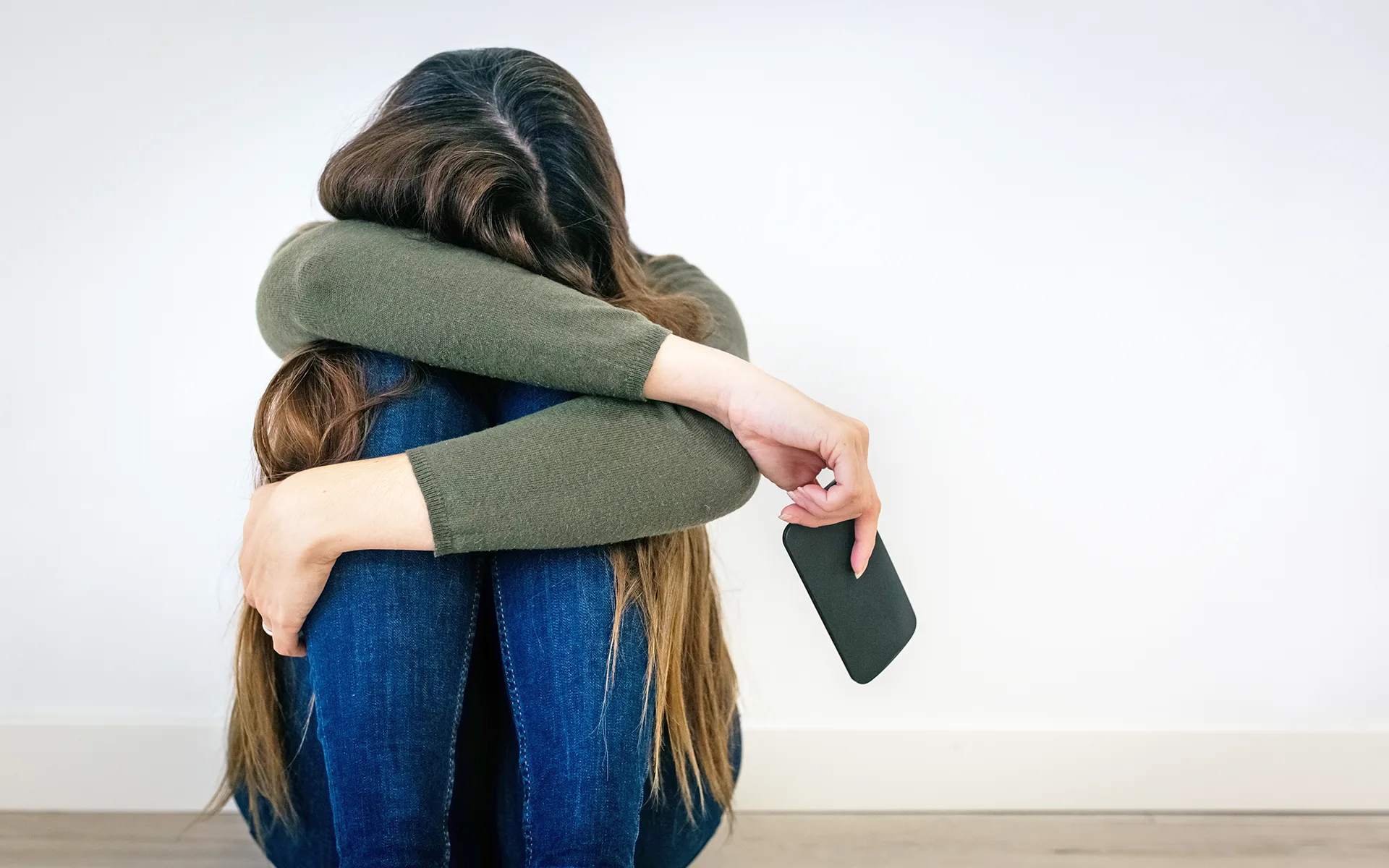 Stresszes nő összegömbölyödve Stresszes nő összegömbölyödve