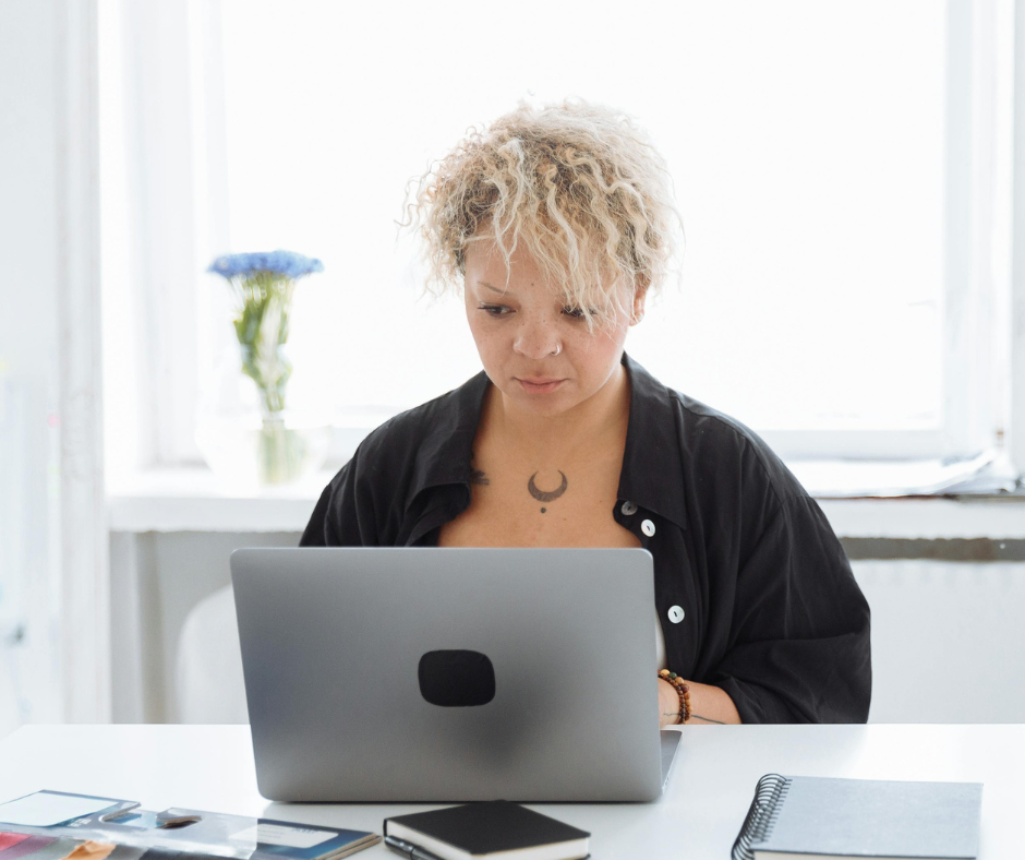 Nő laptop előtt, a tudatos testtartás fejlesztése otthon