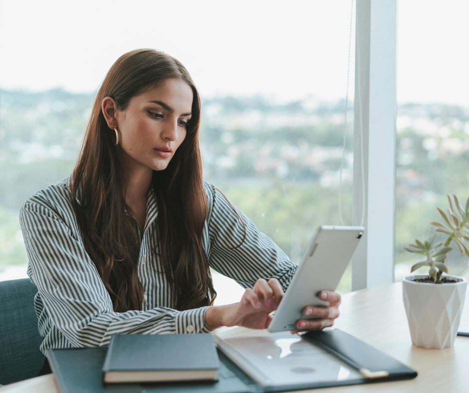 Elegánsan ülő nő tablettel – tudatos jelenlét ülőmunka közben